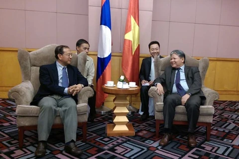 Le ministre vietnamien de la Justice Ha Hung Cuong et son homologue laotien, Bounkheut Sangsomsack. Source: VNA